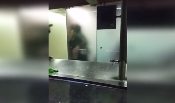 Kerel scoort niet één maar twee dames in een discotheek