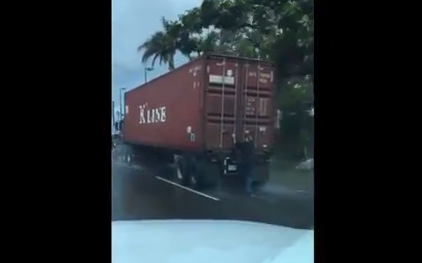 Ongewenste passagier achterop de vrachtwagen