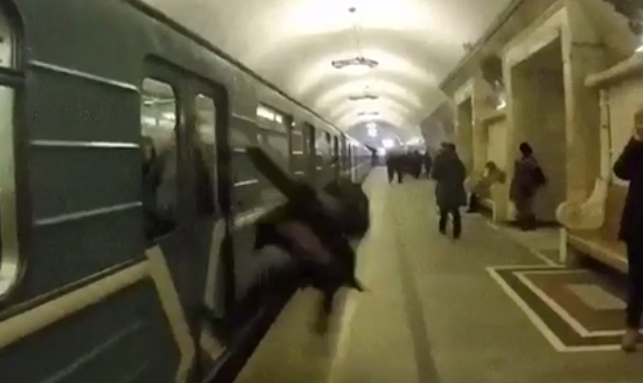 Man met haast verliest van schuifdeuren in metro