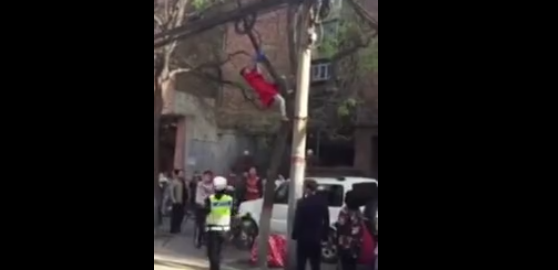 Vrouw probeert zelfmoord te plegen middels ophanging aan boom