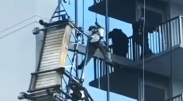 Hachelijk momentje voor twee mensen in een buitenlift