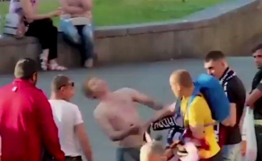 Een kemphaan wilt knokken met een ander op straat in Kiev