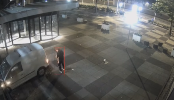 Video: Aanslag met auto op Telegraaf gebouw aan basisweg