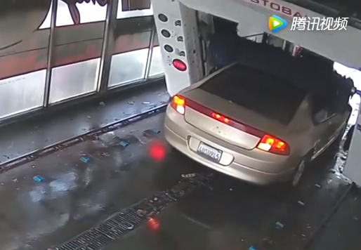 Automobilist begrijpt automatische wasstraat niet