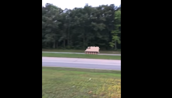 Militair carjackt een tank en gaat touren