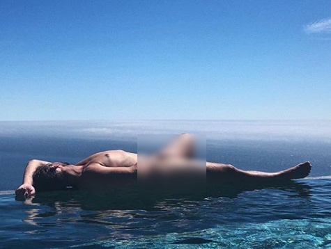 Thierry Baudet poedelnaakt op het randje van zwembad