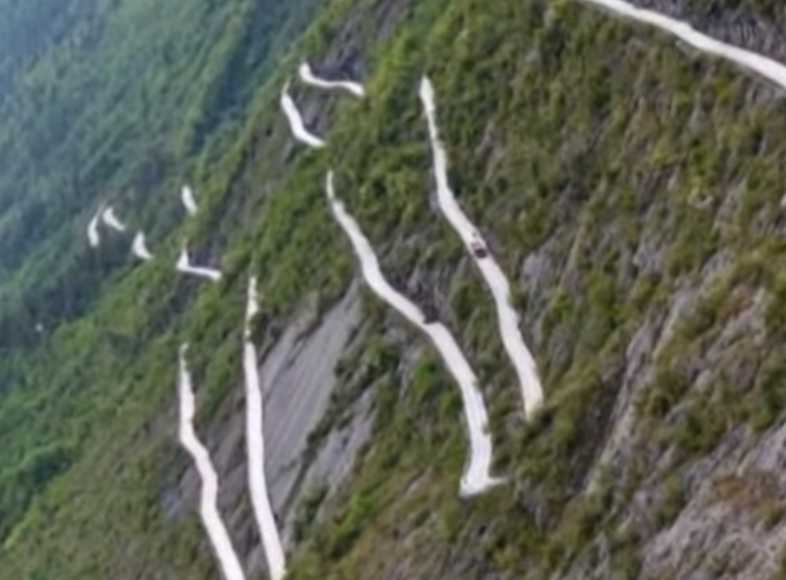 Bizarre weg op berg in Hubei, China