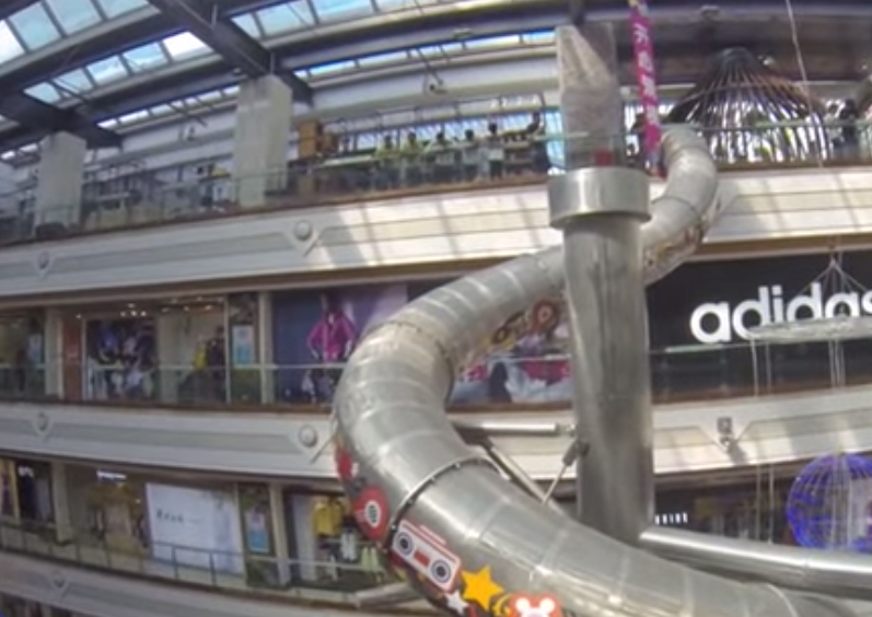 Chinese warenhuis met glijbaan