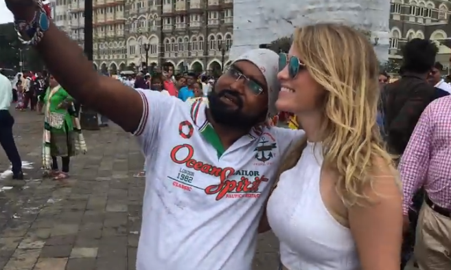 Onbekende blondje loopt als popster door Mumbai