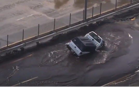 Auto verdwijnt in sinkhole
