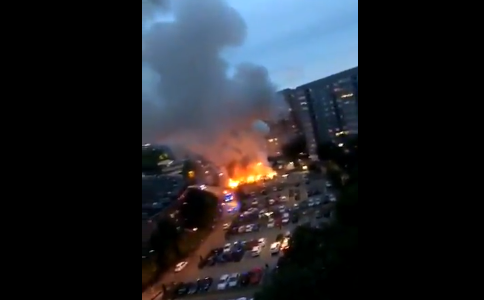 Totale chaos in Göteborg, Zweden! Tientallen auto´s in brand