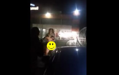Blote vrouw gaat topless dansen op de parkeerplaats