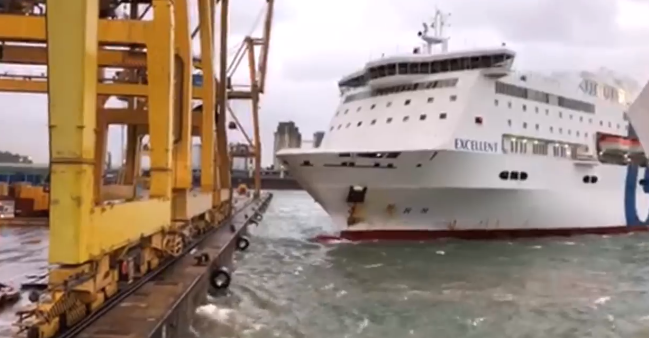 Schip beukt kraam in haven van Barcelona