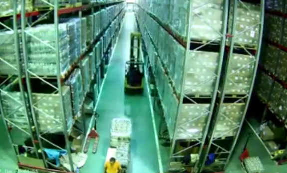 Magazijnmedewerker veroorzaakt met heftruck totale chaos