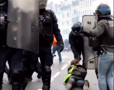 Franse politie trekt aan de haren van ´Gele hesje´ demonstrante
