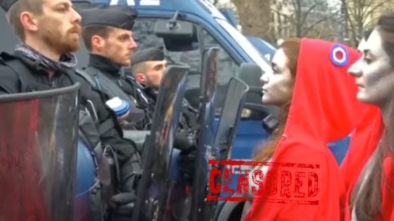 Vijf blote activistes verkleed als Marianne tijdens Gele Hesjes protest