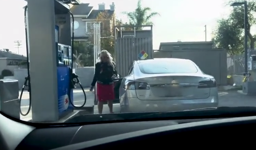 Vrouw probeert Tesla vol te gooien met benzine