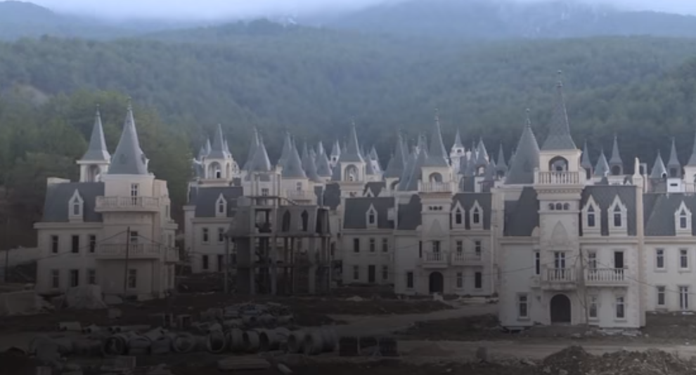 Video: Zeshonderd identieke kasteeltjes staan leeg in Turkije