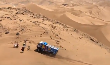 Video: Russische trucker rijdt bij Dakar Rally over toeschouwer heen