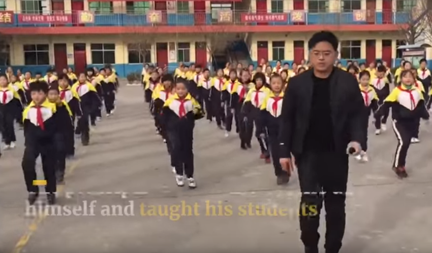 Leerlingen in China houden pauze met dansjes