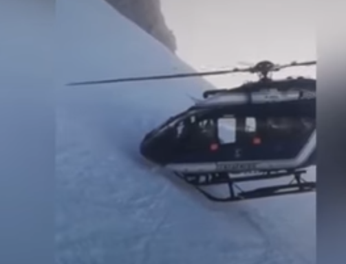 Franse helikopter piloot redt mensen van steile bergwand