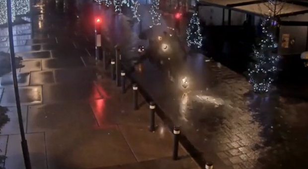 Video: Dronken Pool ramt paaltje in Roeselare