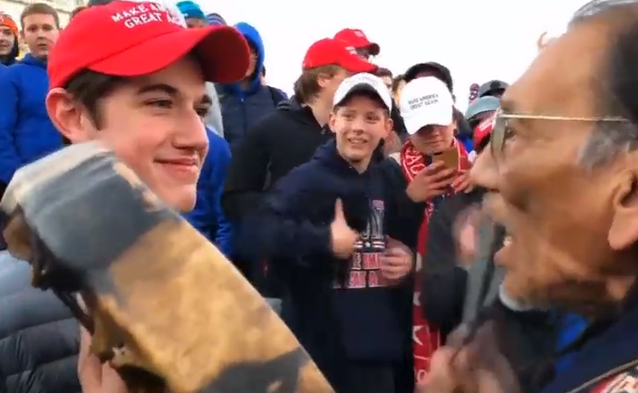 Indiaan gediscrimineerd: ophef! Oude man pesten: wegkijken!