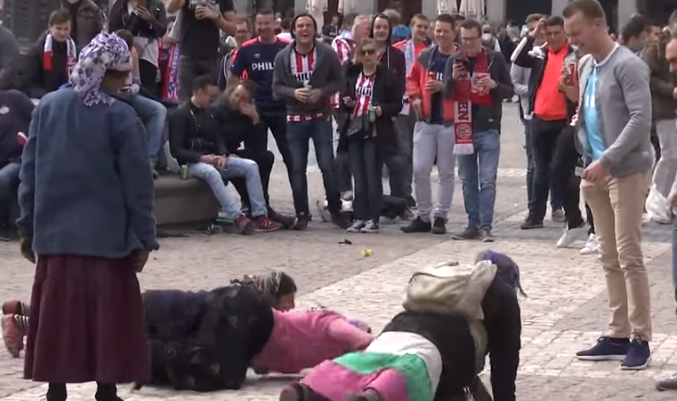 Mogelijk jaar celstraf voor PSV fans na vernederen bedelaars