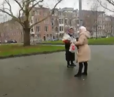 Vrouwen stelen bloemen van herdenkinsplek voor Rapper Feis