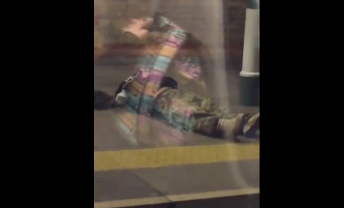 Bizar: Man met enorme machete getaserd in Londen