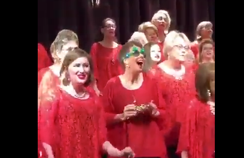 Oma maakt het bont tijdens zingen in koor