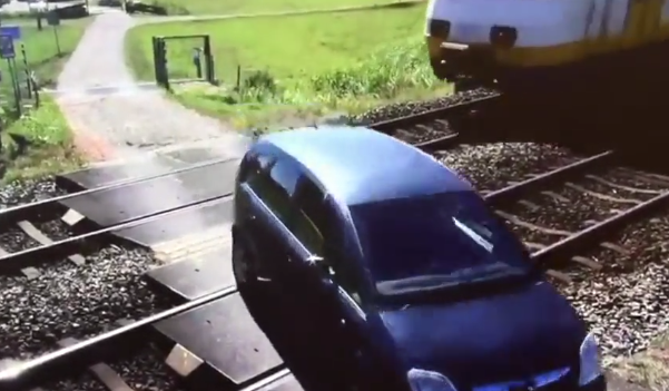 Trein klapt bijna op auto in Santpoort