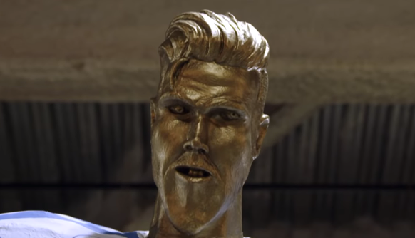 David Beckham geëerd met spuuglelijk standbeeld