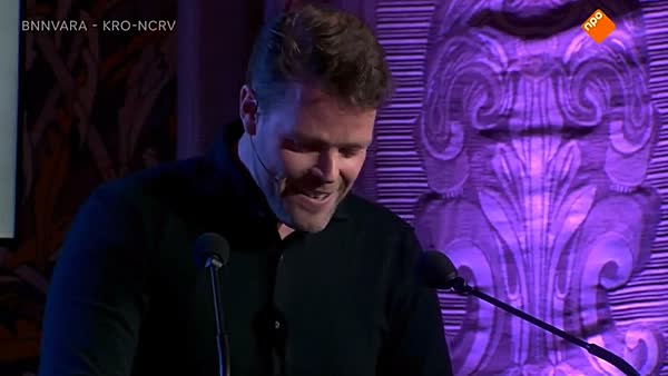 Cabaretier Martijn Koning haalt keihard uit naar partijleiders DENK