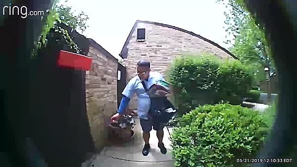 Postbode spuit pepperspray naar hond