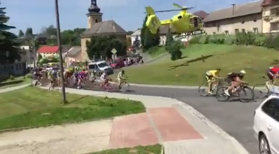 Helikopter blaast wielrenners weg