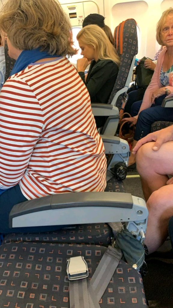 vliegtuigstoel zonder rugleuning in Easyjet vliegtuig