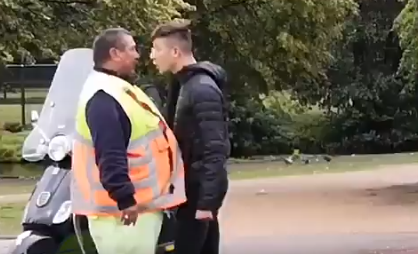 Agressieve man bedreigt verkeersregelaar