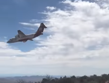 Blusvliegtuig vliegt ´n beetje laag