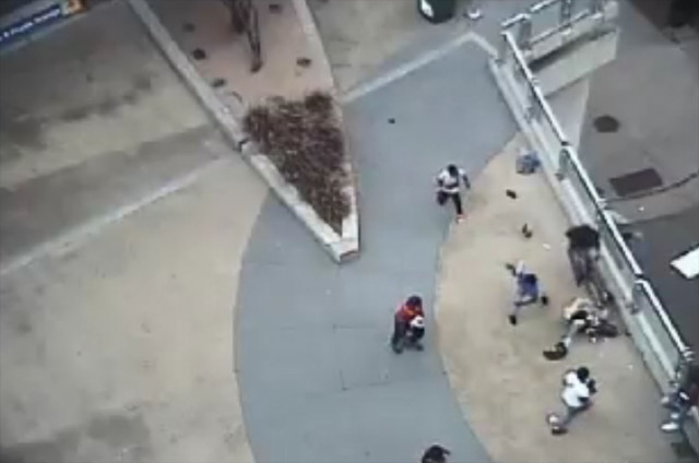 Video: Groepje jongeren molesteren weerloze man in Minneapolis