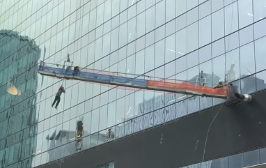 Angstige momenten voor glazenwasser