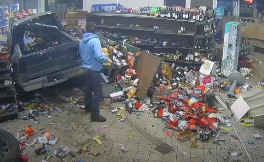 Man ramt benzinepomp en verwijdert kentekenplaat