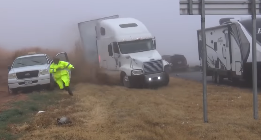 Vrachtwagen ziet door mist niks en crasht