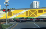 Trein grijpt auto in Miami