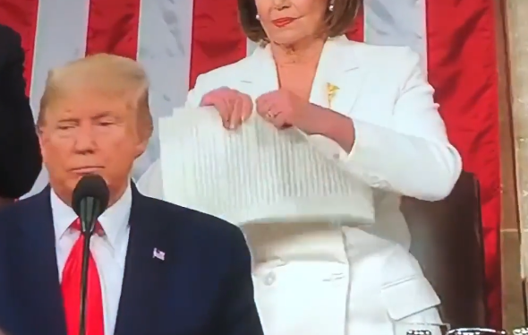 Geirriteerde Nancy Pelosi verscheurt SOTU toespraak van Trump