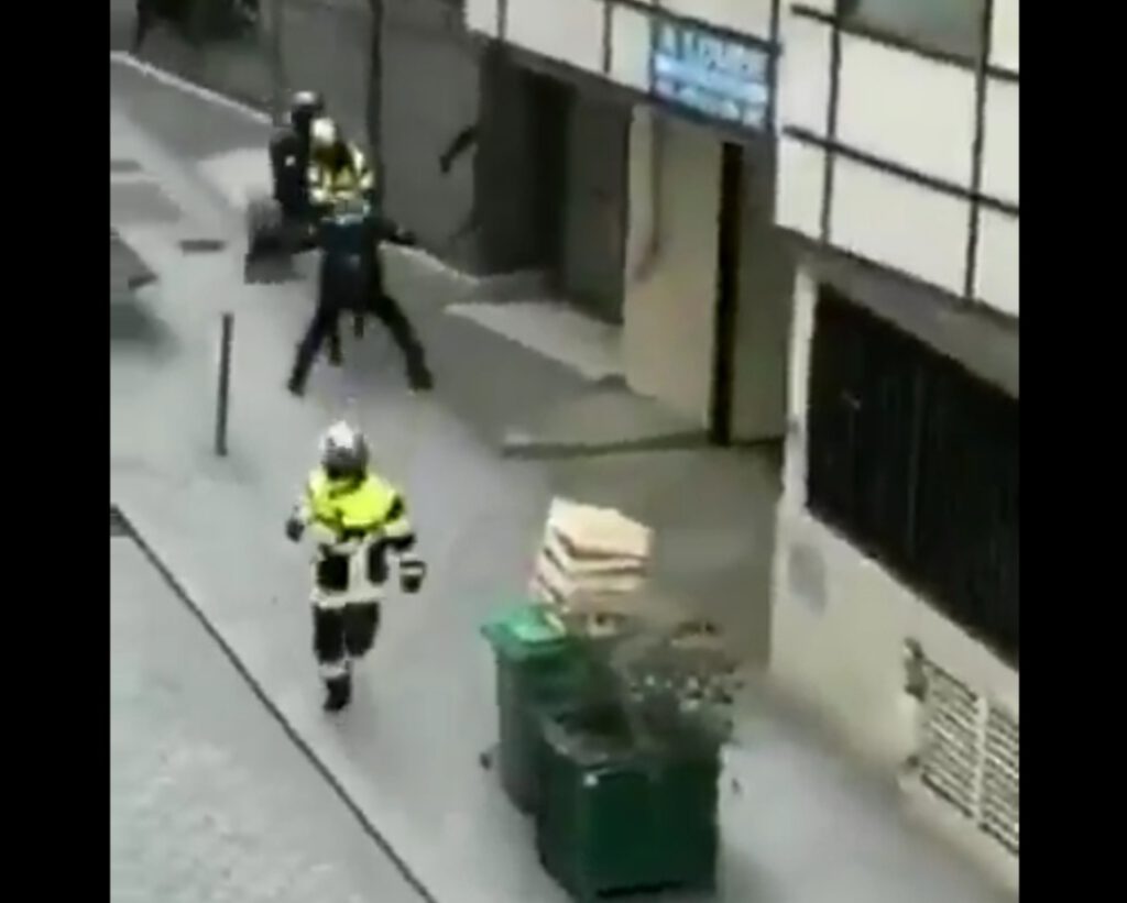 Politie- en brandweermannen op de vuist