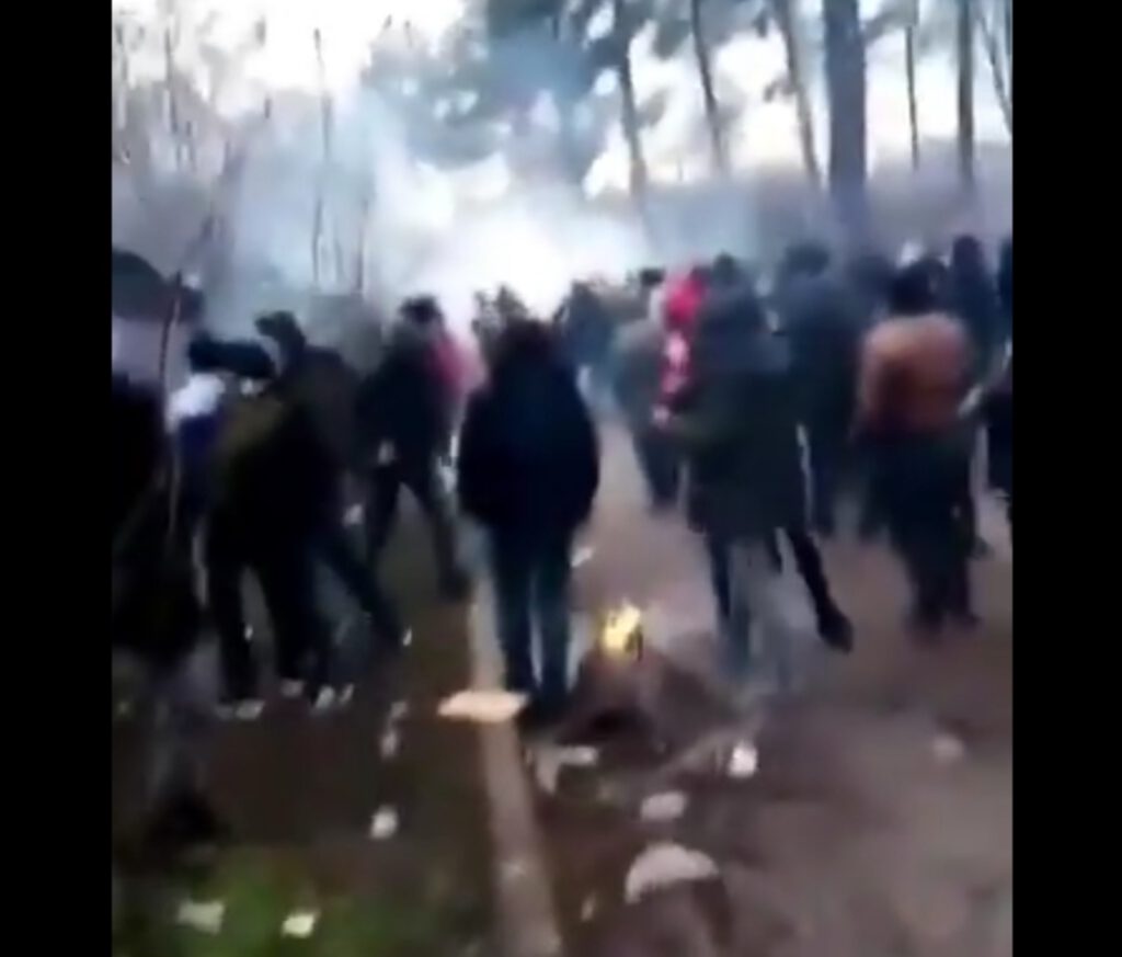 Asielzoekers proberen Griekse grens te passeren