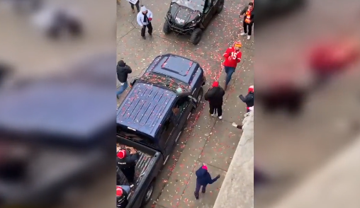Parkeermeter wint van man tijdens Super Bowl parade