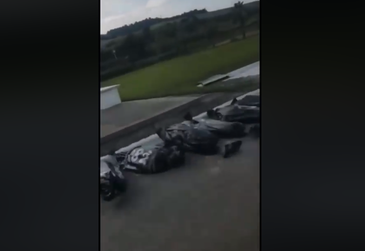 Levenloze lichamen op parkeerplaats bij begraafplaats