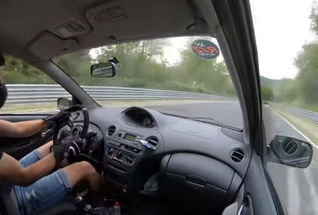 Nederlander crasht in Toyota Yaris op Nürburgring